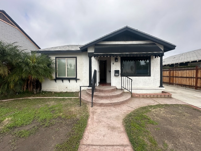 Building Photo - 402 18th St