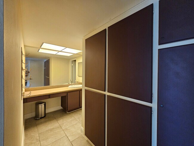 Building Photo - 2160 S Palm Canyon Dr
