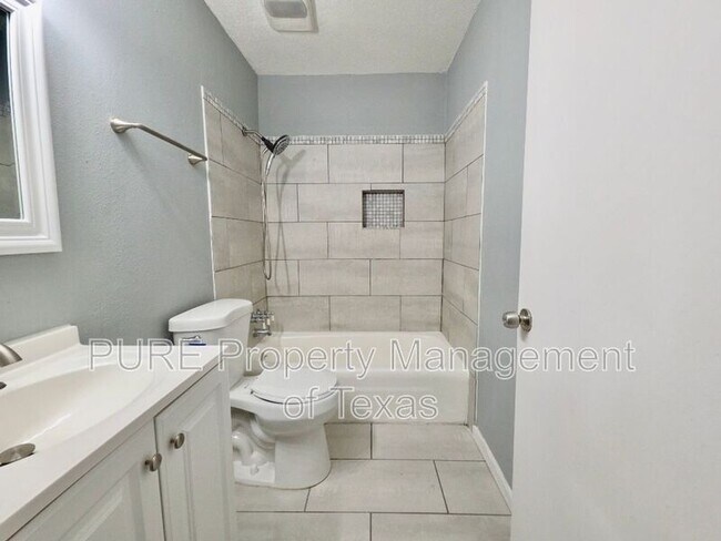 Building Photo - 5808 Wellington Dr