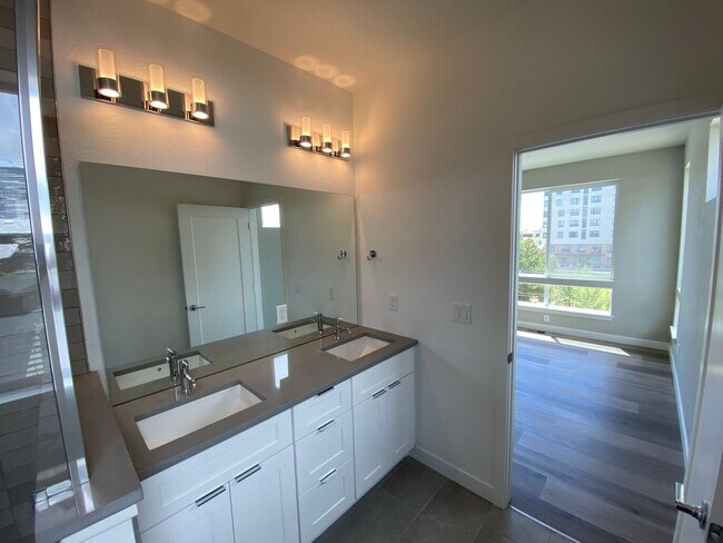 Building Photo - Beautiful End Unit at Overlook Station