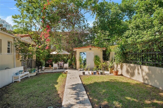 Building Photo - 814 Lenox Ave.