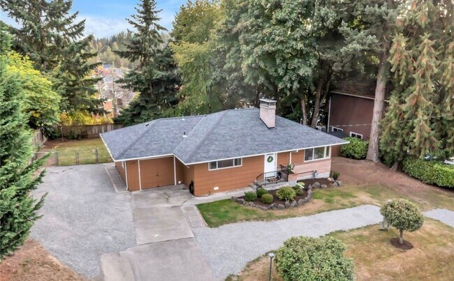 Building Photo - 4 Bedroom Kent home walking distance to lake meridian