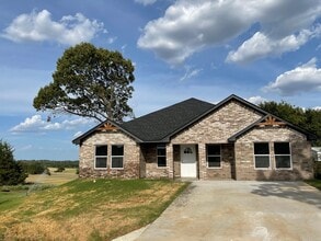 Building Photo - Spacious 4/2 Located for Convenience