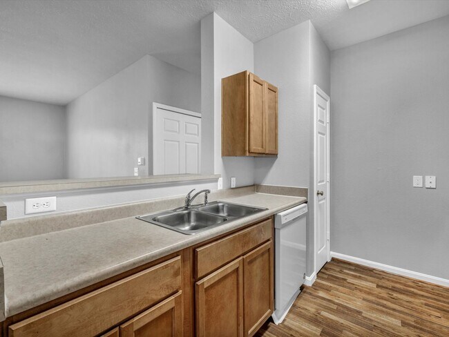 Building Photo - Walking Trails*******Castle School System********Large 3 Bedroom