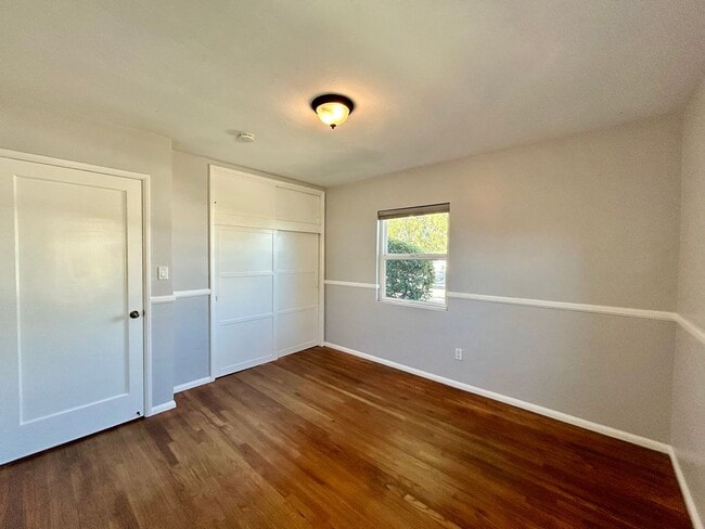 Building Photo - 2 Bed 1 Bath House with Large Yard in Cent...