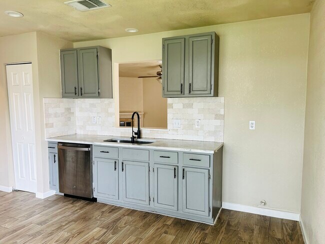 Building Photo - 2914 Lakeland Dr