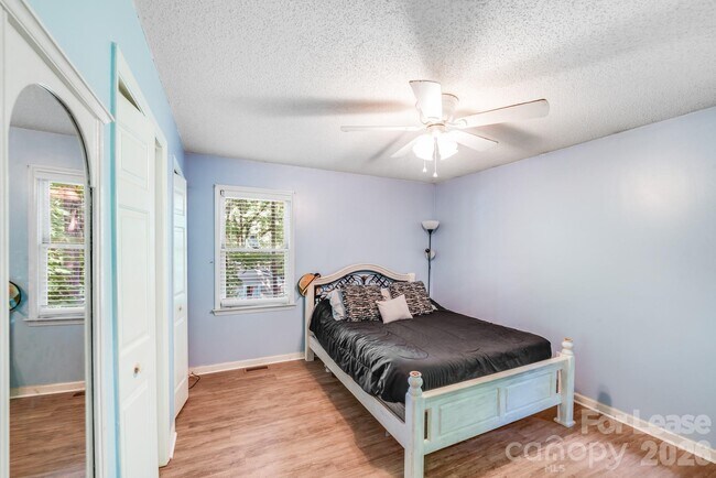 Building Photo - 2116 Bon Villa Way
