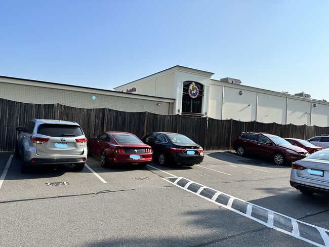 Building Photo - 2 Shrewsbury Green Dr