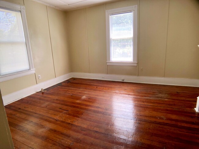 Building Photo - Great 2nd floor apt next to Greensboro Col...