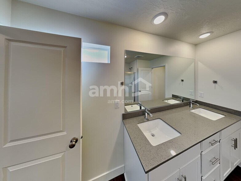 Building Photo - 7123 Woods Rose Dr