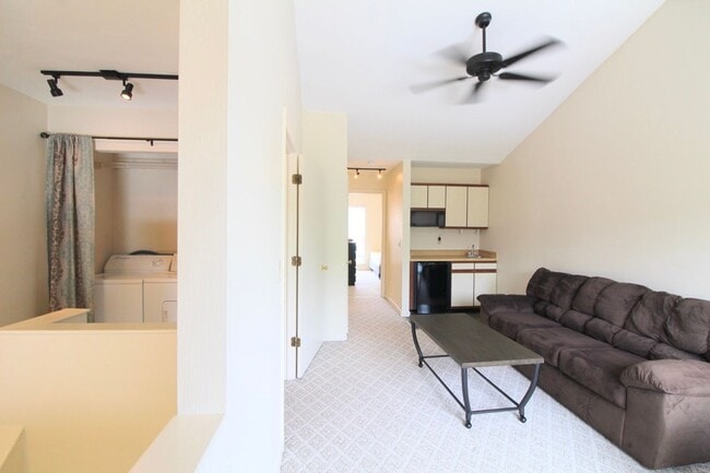 Building Photo - 1408 Bradley Dr