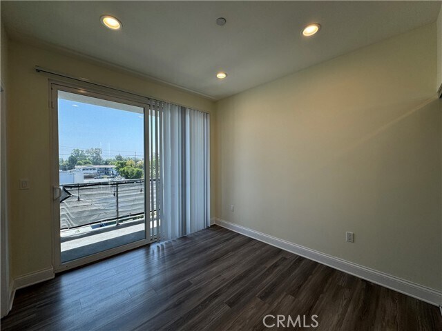 Building Photo - 14934 Burbank Blvd