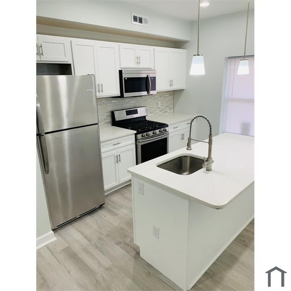 Building Photo - 820 N Lakewood Ave