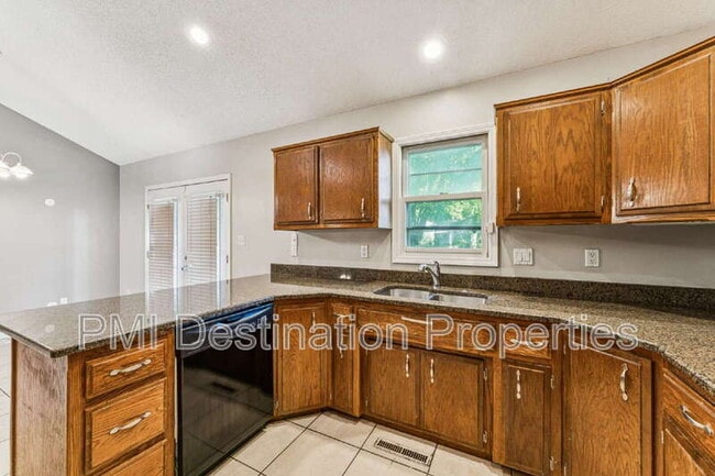 Building Photo - 525 NE Karapat Dr