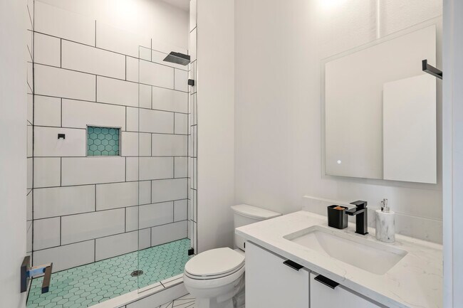 Building Photo - 4400 Mt Vernon Dr