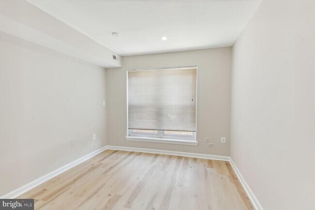 Building Photo - 327 8th St NE