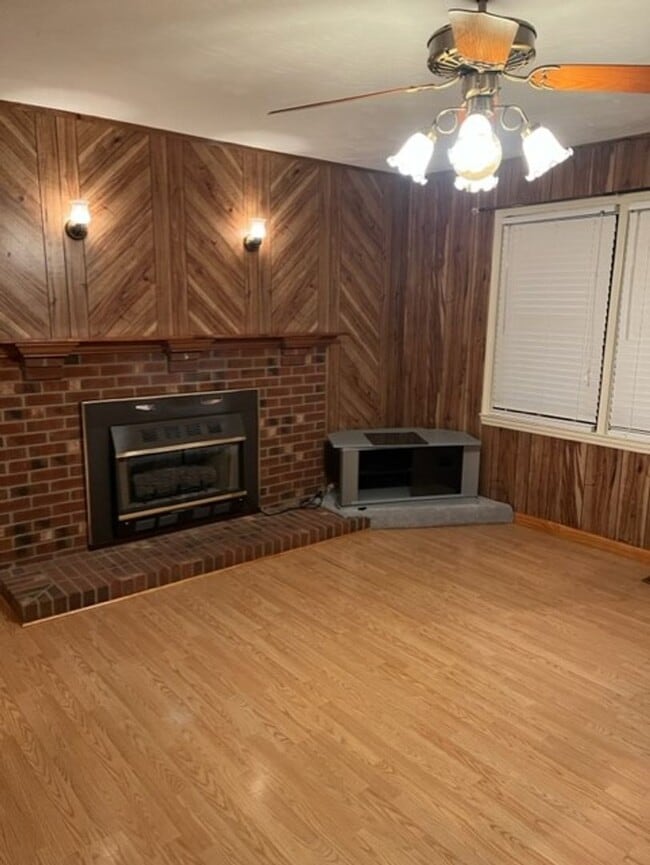 Building Photo - Available! Beautiful 3 Bed, 1 Bath Home in quiet neighborhood