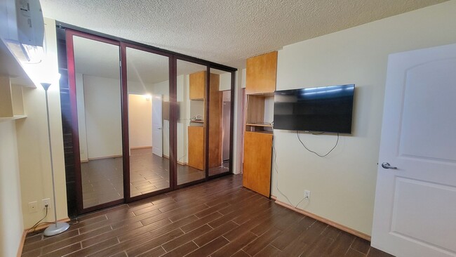 Building Photo - Upgraded & Renovated 1-Bedroom in Prime Wa...