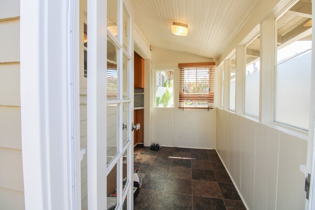 Building Photo - Charming 1 bedroom, 1 bathroom home