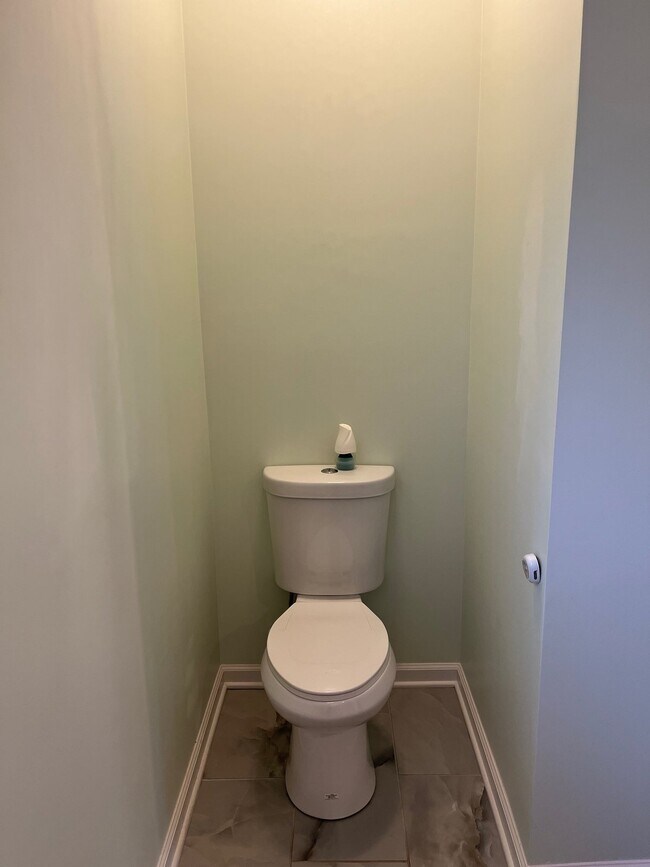 Building Photo - "Charming 2-Bed, 2-Bath Condo with Gleamin...