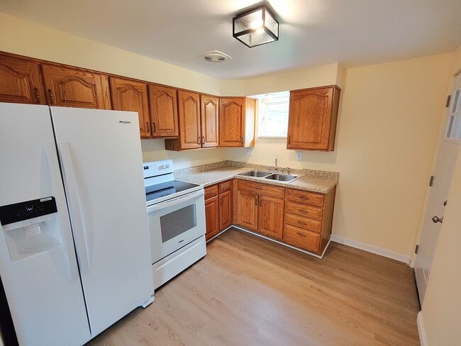 Building Photo - *Beautifully Updated 3BD/2BA Single Family Home Available in Whitehall*