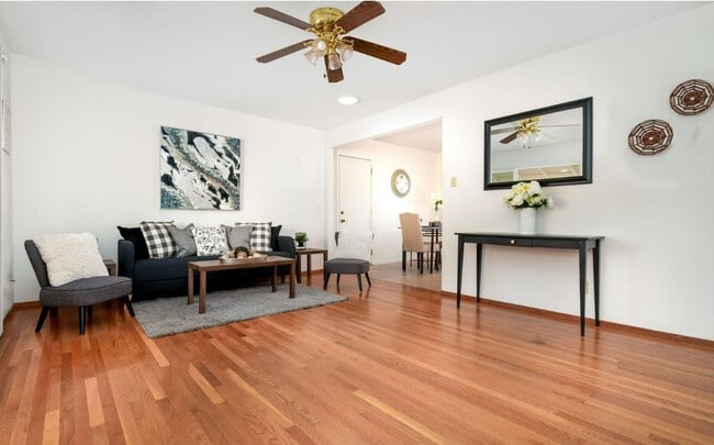 Building Photo - 3 Bedroom 1 Bathroom House Tucked in the T...