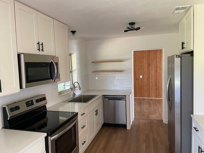 Building Photo - Recently Renovated - New flooring - kitchen - $500 off 1st months rent