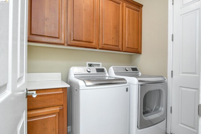 Building Photo - 5563 Arcadia Cir