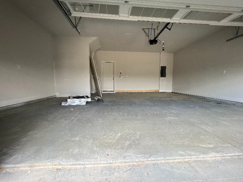 Building Photo - 812 Mackay Crk