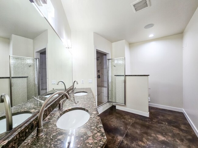 Building Photo - Spacious 3BD Rambler