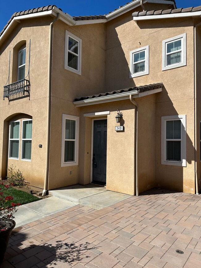 Building Photo - 3 bed  + Loft / 3.5 bath in Placentia, Ora...