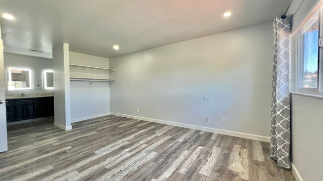 Building Photo - Lovely House 4BR 2.5BA with Large Backyard