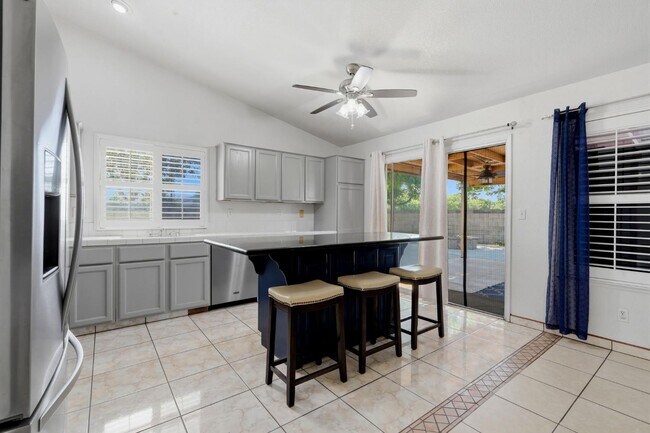 Building Photo - 3006 Mission Dr