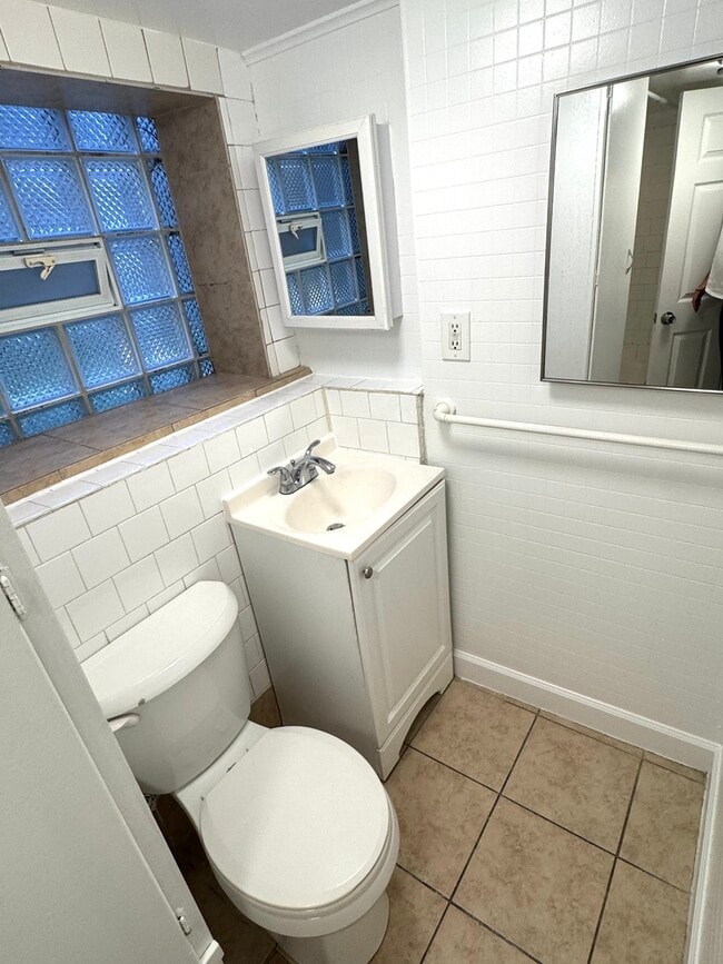 Building Photo - 6452 W Dickens Ave