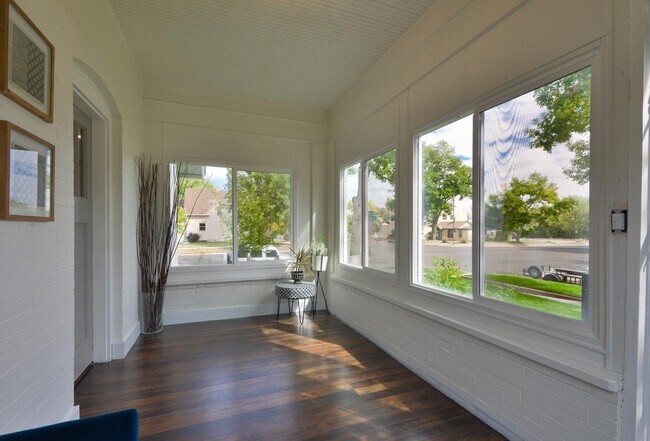 Building Photo - Beautifully remodeled 3 Bedroom Bungalow in Old Town