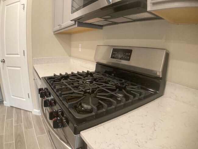 Building Photo - Stylish & Low-Maintenance Living in Oakleaf Community