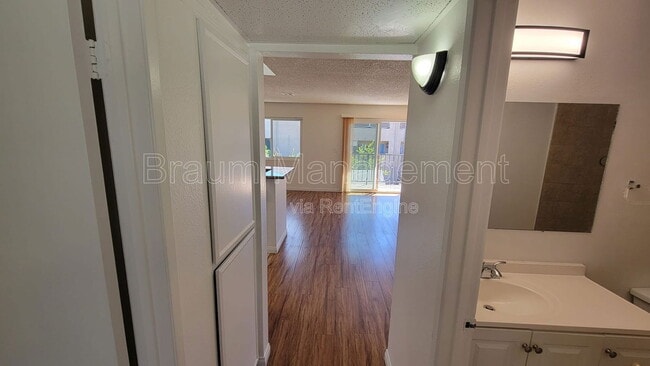 Building Photo - 14801 Delano St