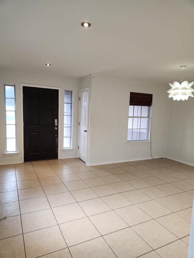Building Photo - 1701 Port Lavaca St