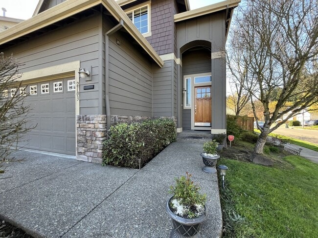 Building Photo - Beautiful 5 Bedroom Home + Office with Grand Entry, Gourmet Kitchen & Private Backyard