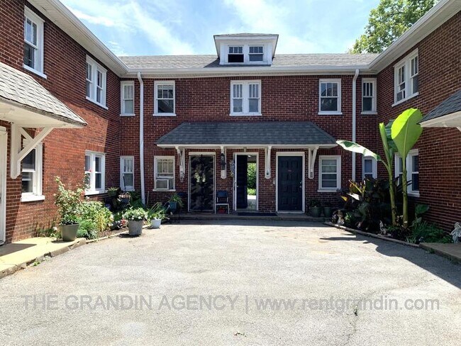 Building Photo - 1624 Chapman Ave SW