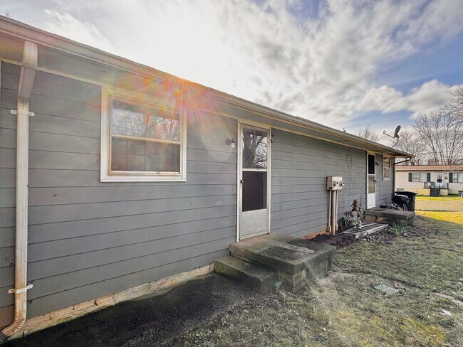 Building Photo - 1502 6th St SE