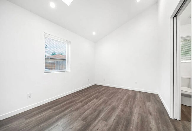 Building Photo - 554 N Cambridge St