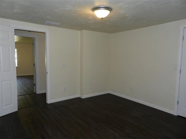 Building Photo - 3015 Thomas Dr