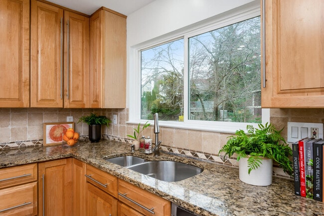 Building Photo - 14 Amherst Rd