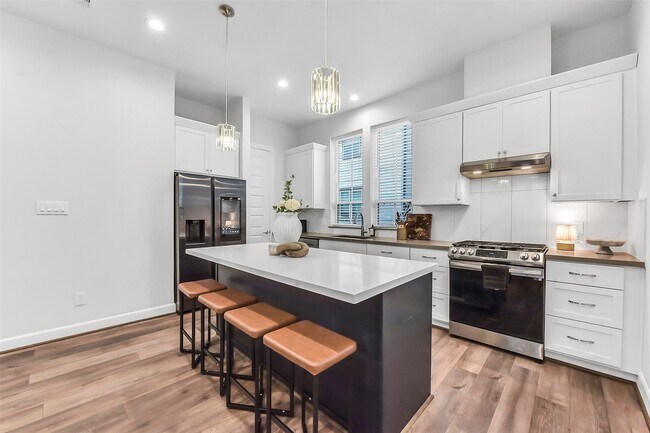Building Photo - 2804 Grand Fountains Dr