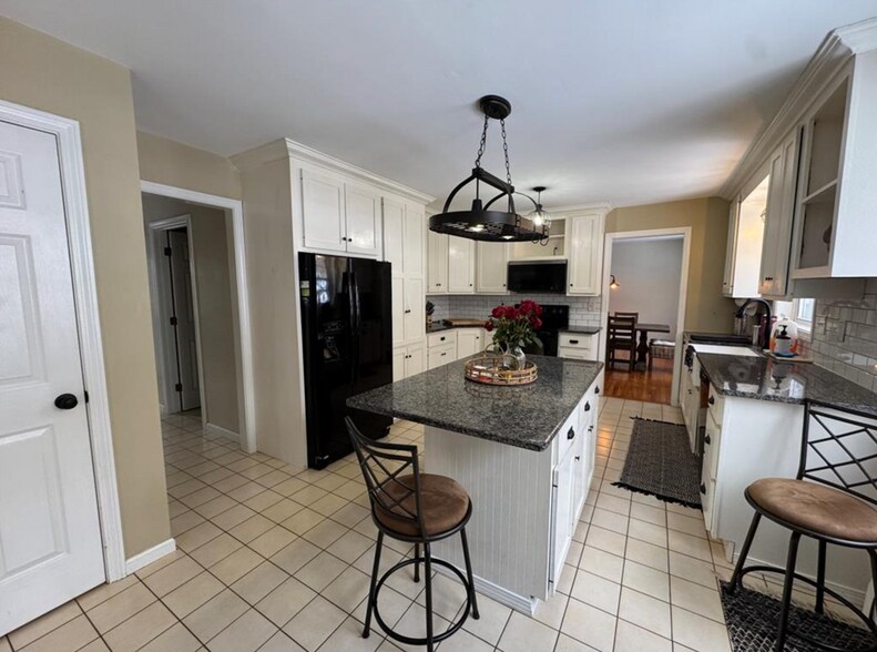 Building Photo - 237 Chestnut Hill Rd