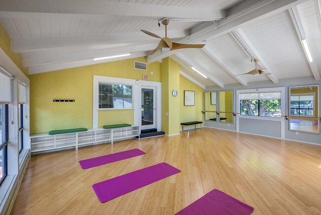 Building Photo - The Huntington