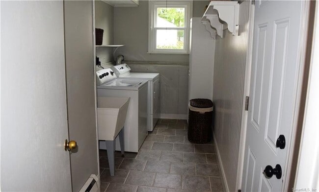 Building Photo - Lovely 3 Bedroom 2 Bathroom Single Family Home In Desirable West Hartford