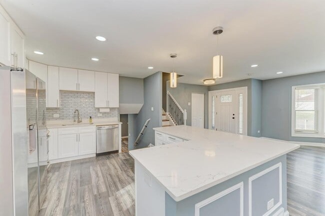 Building Photo - 585 Cambridge Way