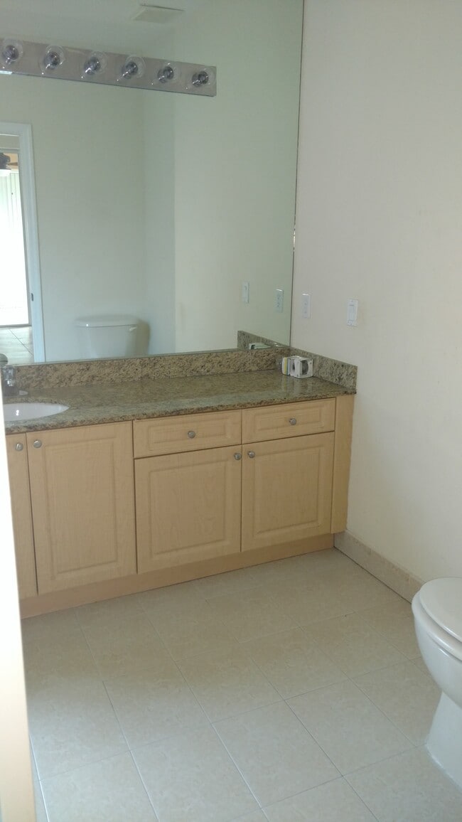 Building Photo - 1712 NE 9th Dr